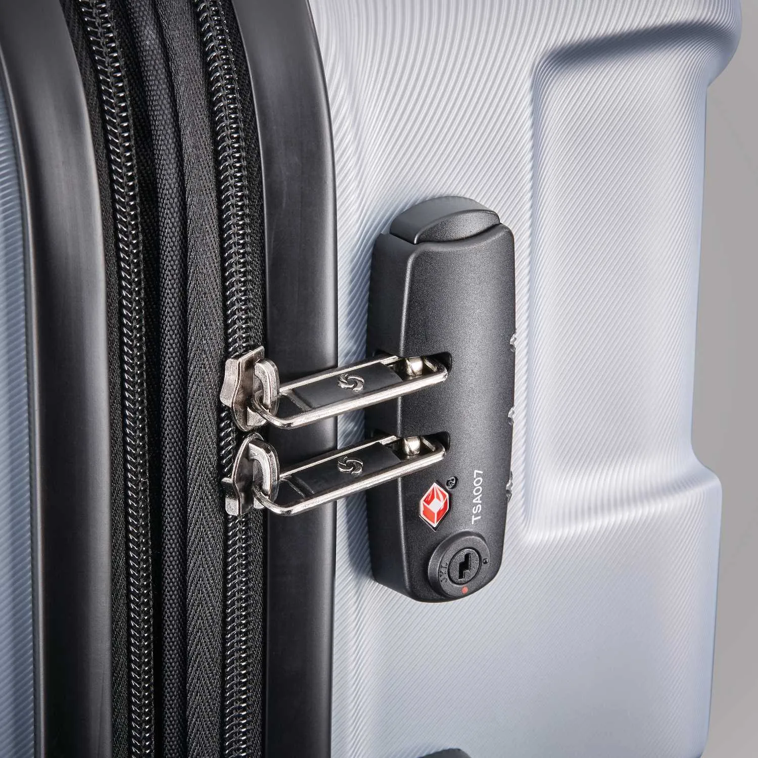 Samsonite Centric 20-Zoll Hartschalen-Koffer mit Spinner-Rädern von Samsonite