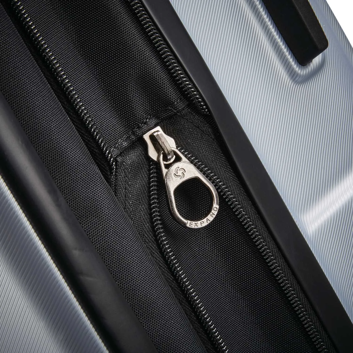 Samsonite Centric 20-Zoll Hartschalen-Koffer mit Spinner-Rädern von Samsonite