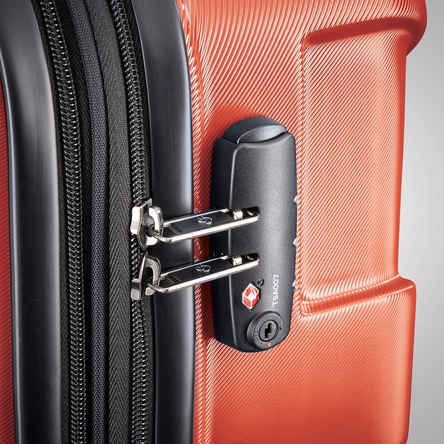 Samsonite Centric 20-Zoll Hartschalen-Koffer mit Spinner-Rädern von Samsonite