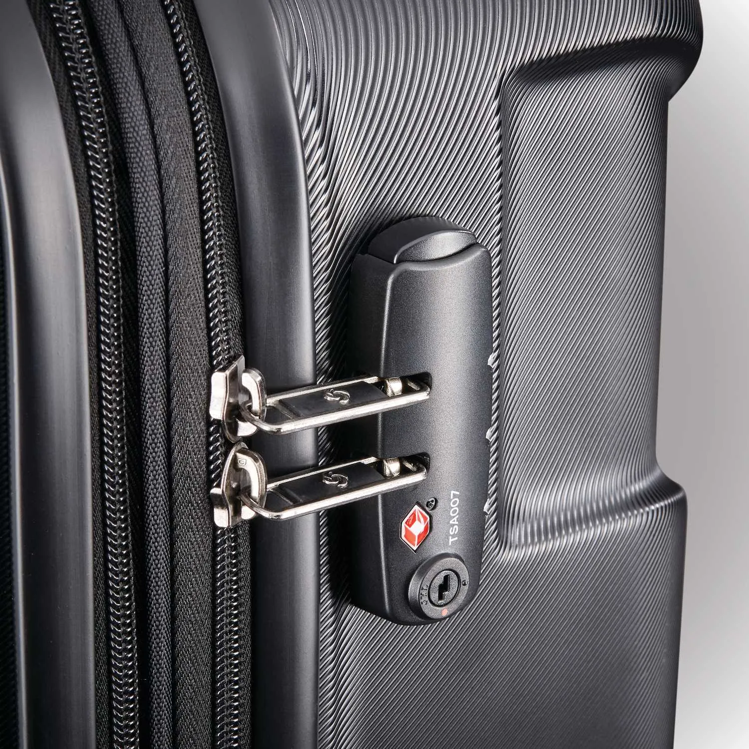 Samsonite Centric 20-Zoll Hartschalen-Koffer mit Spinner-Rädern von Samsonite