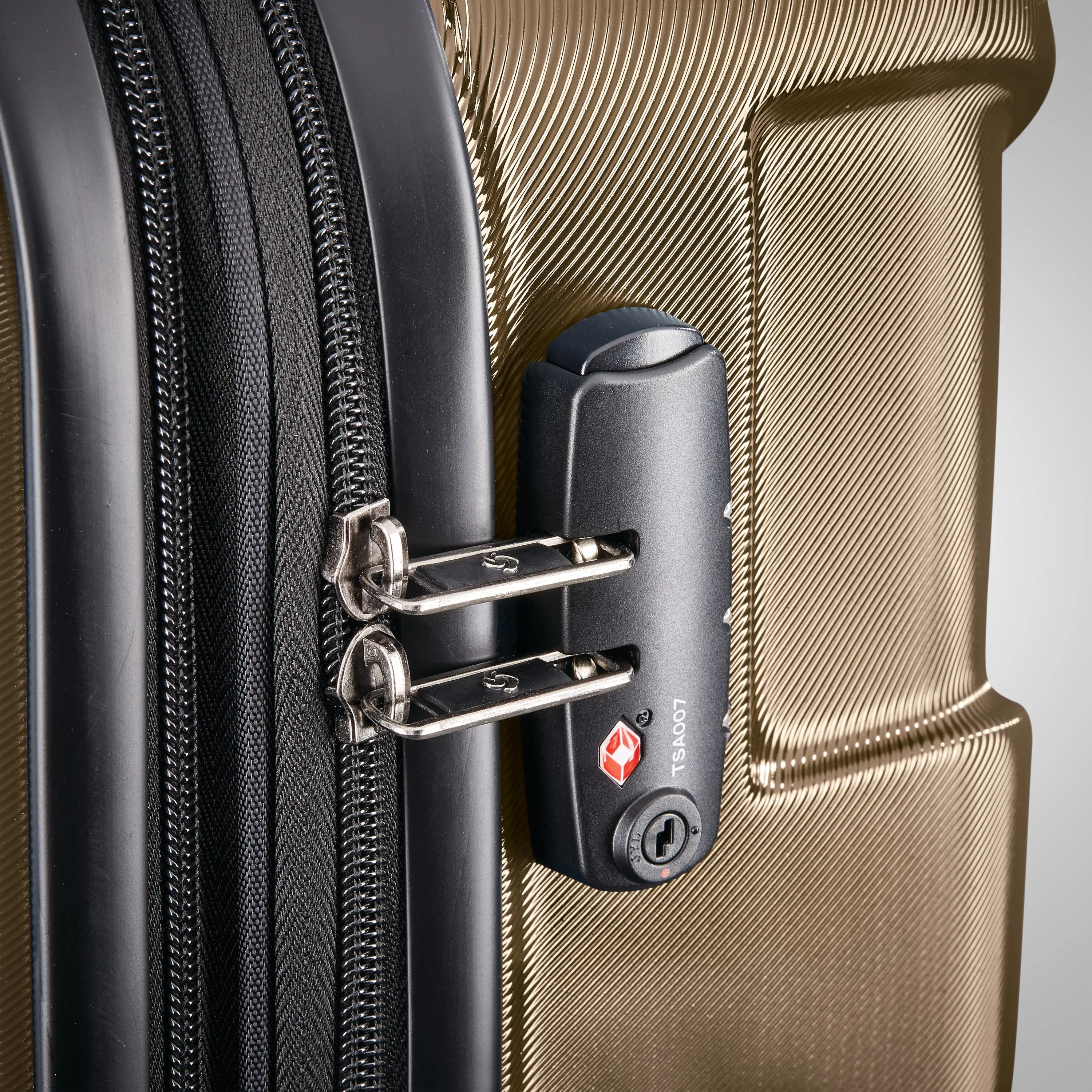 Samsonite Centric 20-Zoll Hartschalen-Koffer mit Spinner-Rädern von Samsonite