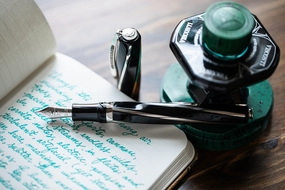 Visconti Divina Black Large Fountain Pen pack
