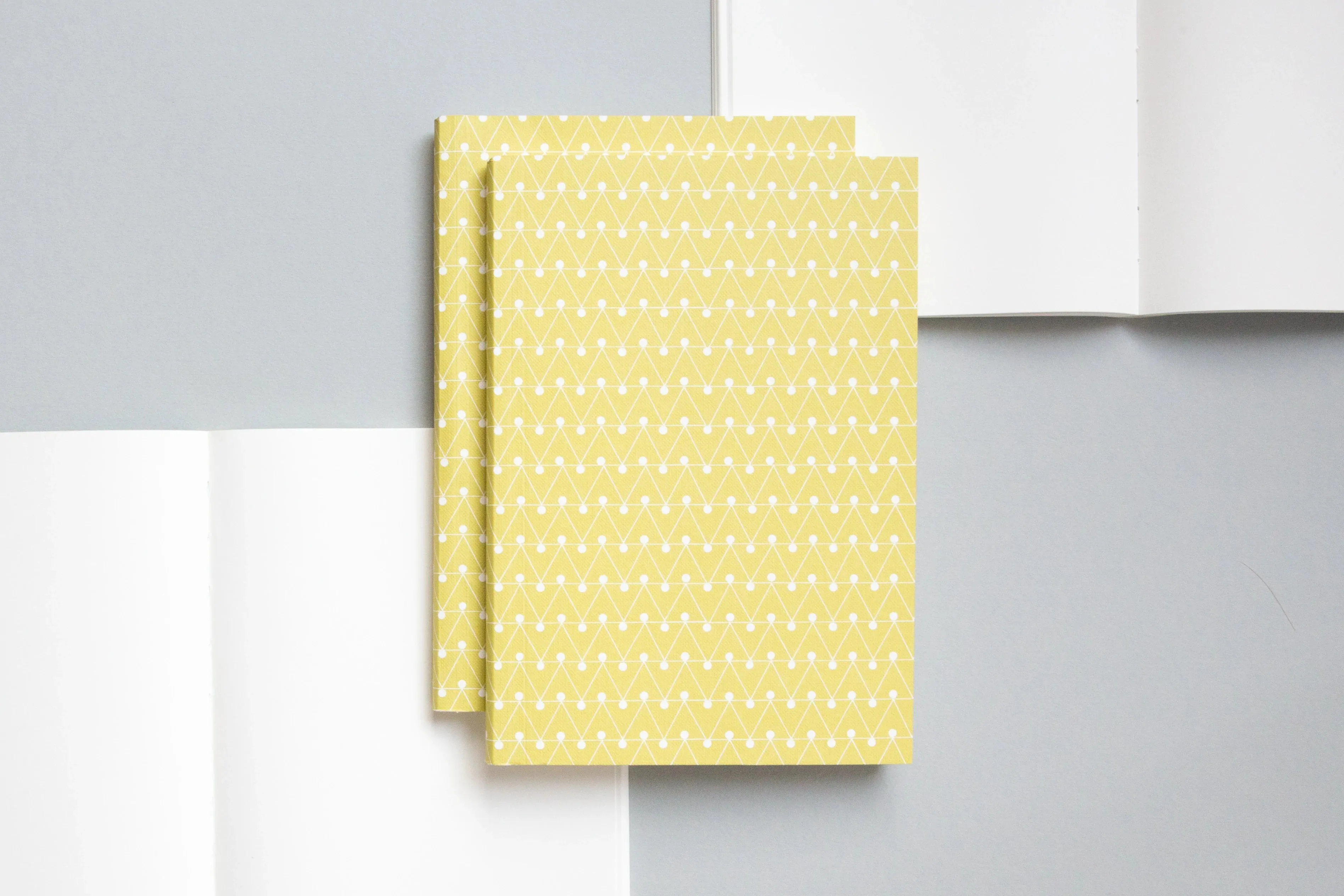 Ola Medium Flat Lay Notebook Kaffe Print In Clay Pink - Plain slim stackable