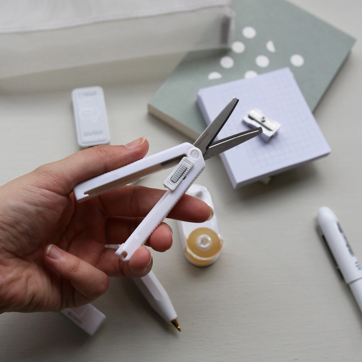 affordable lightweight Xs Compact Scissors // White